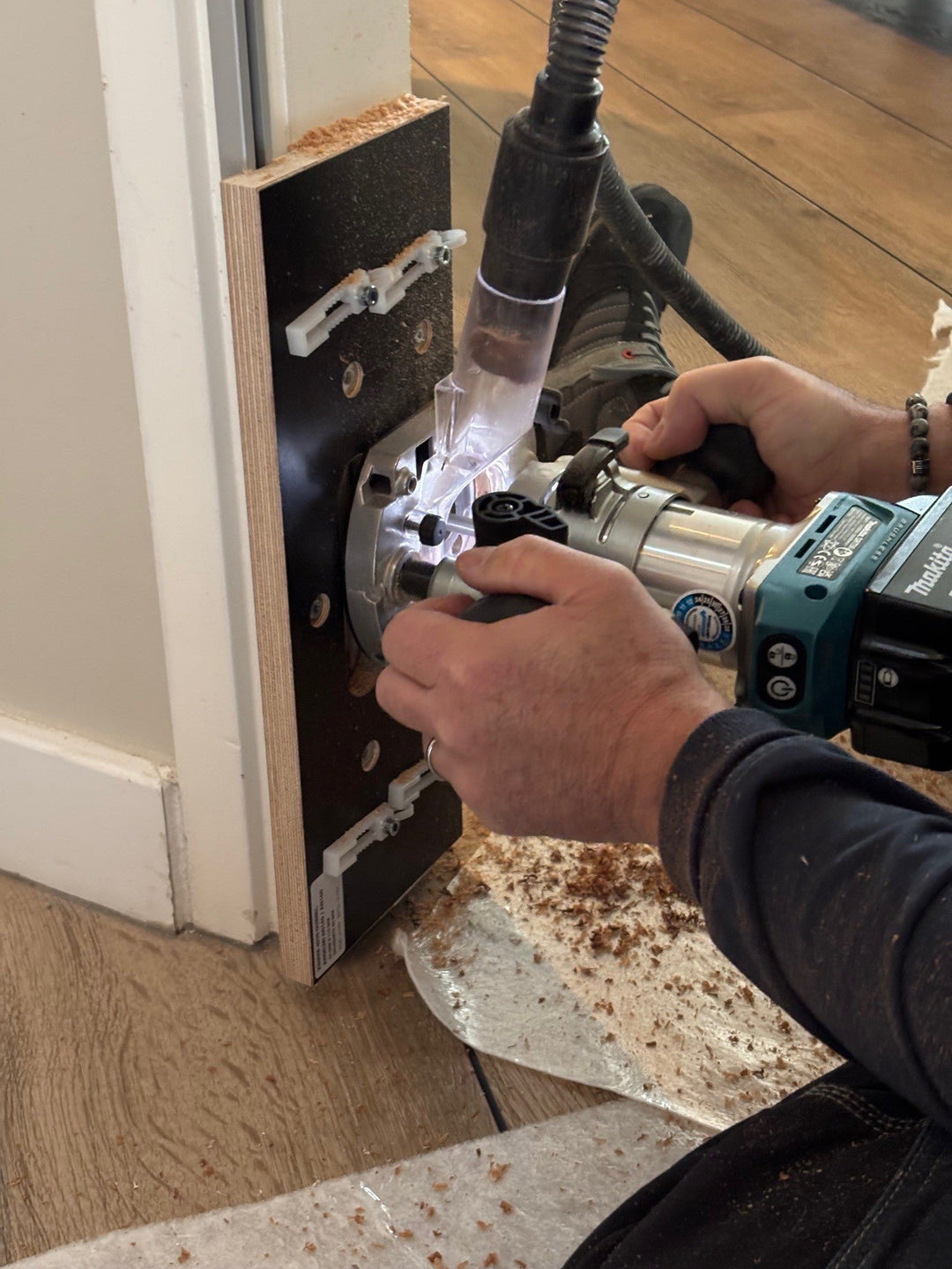 Kan een stalen deur in een bestaand houten kozijn?