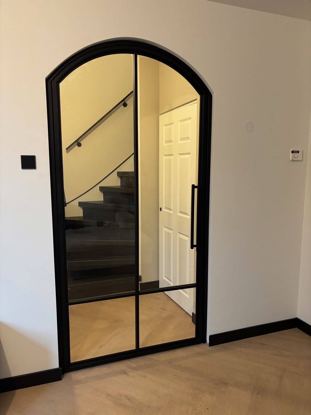 Stalen deur met boog